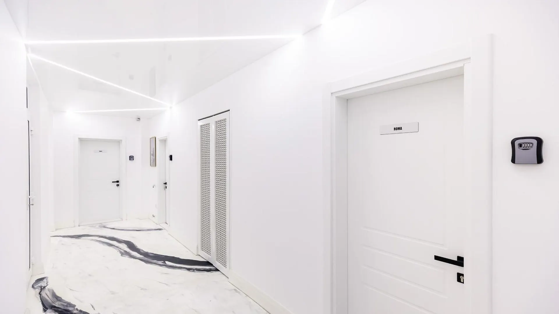 Bucharest Studios Berlin Room אכסניה