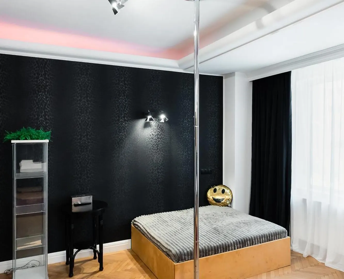 Bucharest Studios Berlin Room 0*,  Rumænien